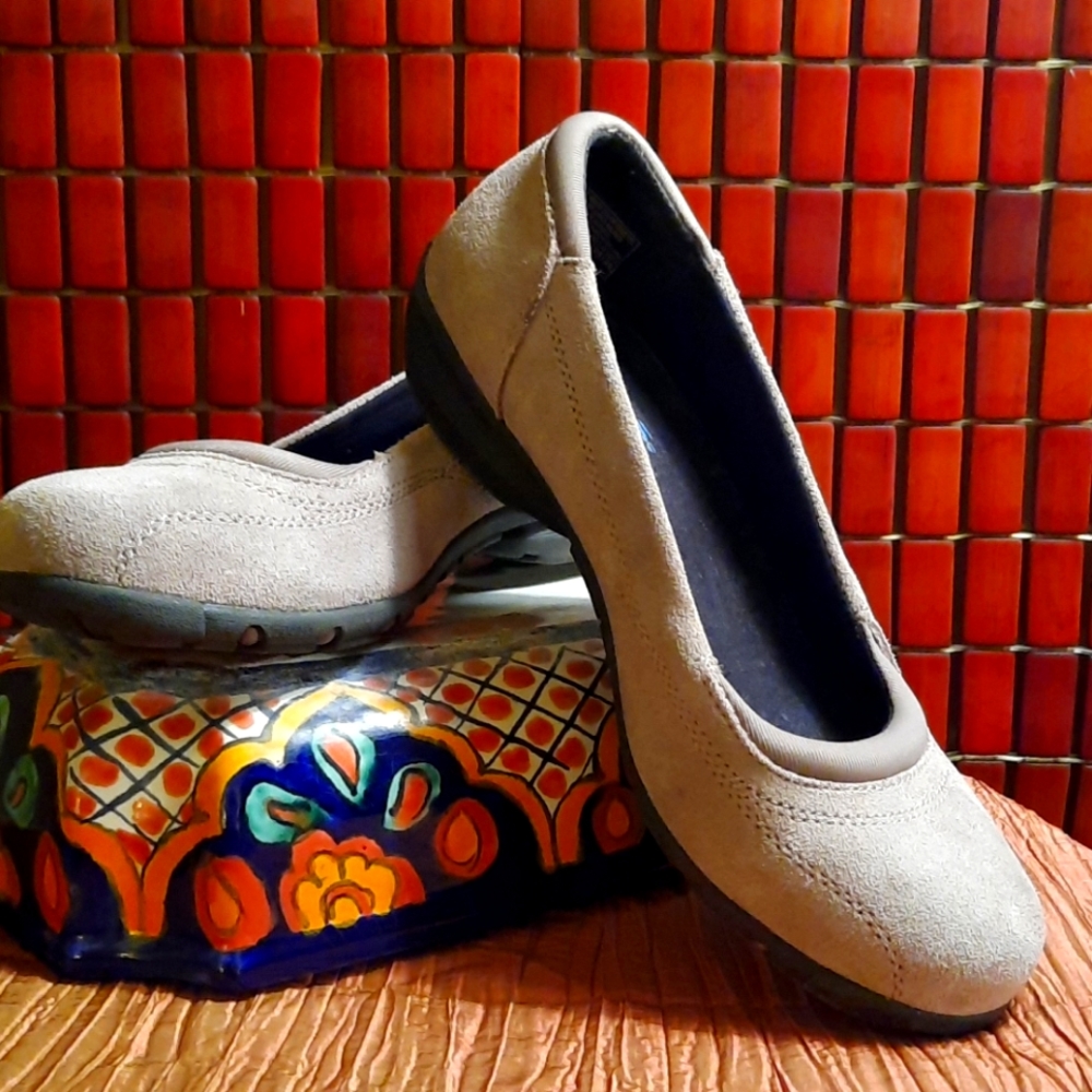Skechers Gray Flats Women's Size 7